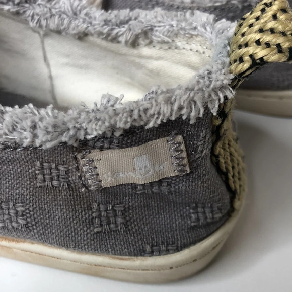 Sanuk Sneakers Women’s Size 7 Fabric Sneakers Gray Lace Up Raw Trim Casual Comfy - Picture 4 of 10